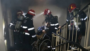 Incendiu puternic într-un bloc din Capitală! 50 de persoane au fost evacuate