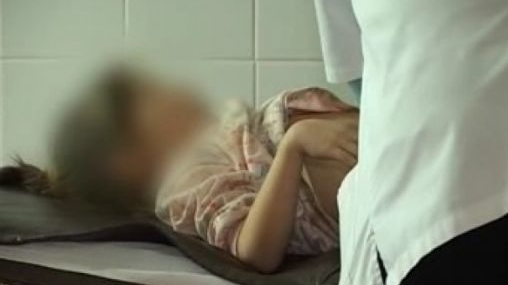 O fetiţă de 12 ani a fost desfigurată de câinele vecinilor! 