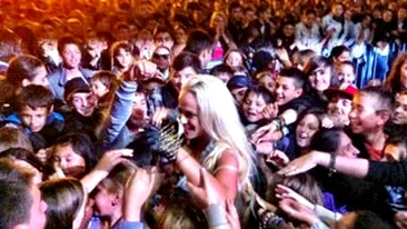 Ce nu fac vedetele pentru celebritate? Anda Adam a coborat de pe scena, direct in mijlocul fanilor ei!