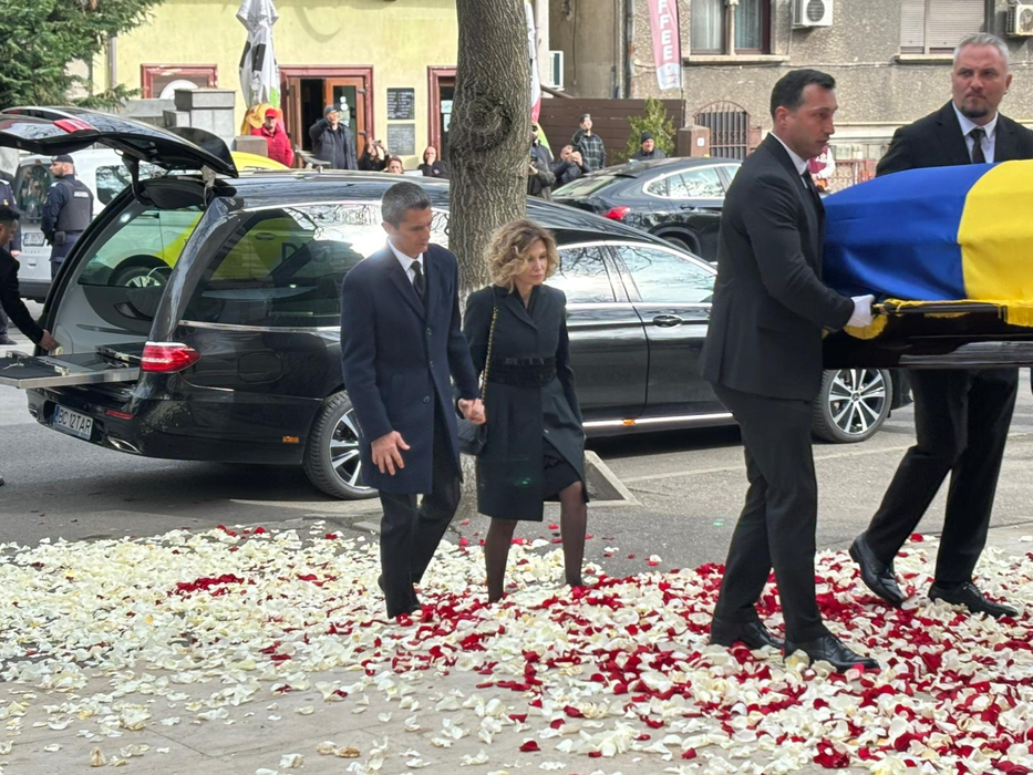 Răzvan Lucescu, împietrit de durere la înmormântarea lui Il Luce. Cine i-a stat alături, la fiecare pas