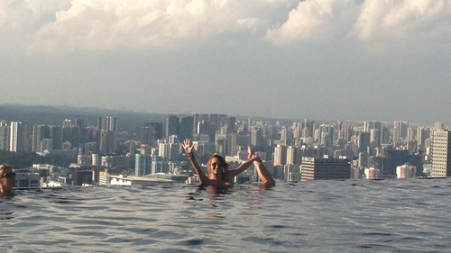 Delia are vacanţa perfectă! Uite cum se distrează la etajul 80 al unui hotel din Singapore, în cea mai tare piscină!