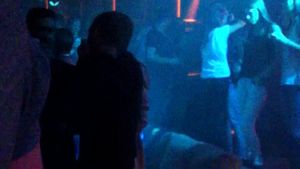 After-party in trei! Sylvia si iubitul ei au "agatat" un barbat in discoteca si l-au dus acasa!