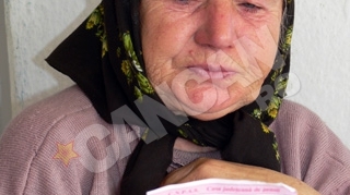 Pensie de 1 leu in Romania anului 2011! Postasul merge 6 kilometri pentru a duce batranei banii