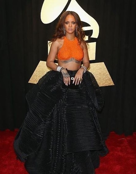Rihanna a făcut senzaţie cu ţinuta aleasă pentru premiile Grammy