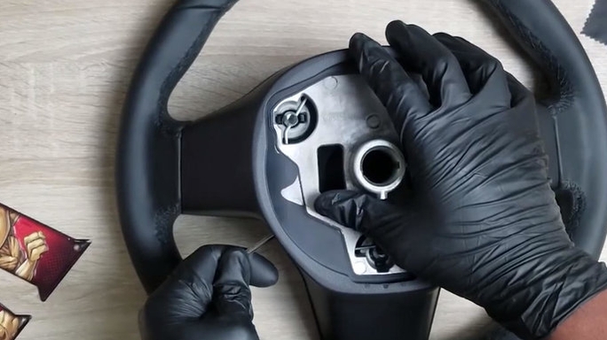 VIDEO. Supriză: ce se află în interiorul unui volan de Tesla. Ultimul experiment din mediul on-line