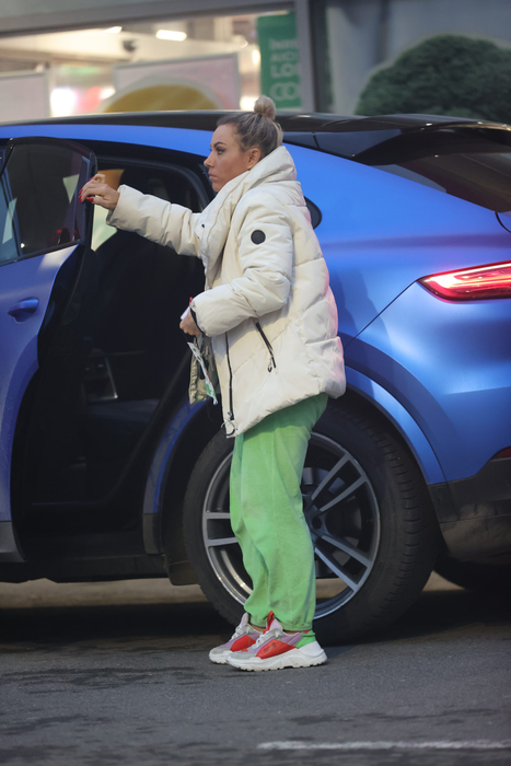 Cum arată Amna când are impresia că nu o vede nimeni "Bravo, ai stil" la treburi casnice!