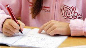 O elevă din Vaslui i-a trimis o scrisoare primarului prin care îi cere un telefon pentru școala online. Ce i-a răspuns edilul