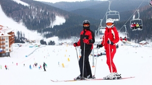 Vacanță la ski în Ucraina 2026. Tot mai mulți români aleg să meargă in stațiunea Bukovel