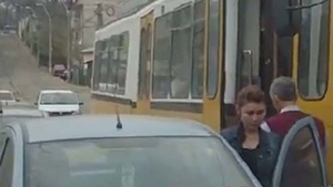 Gafa COLOSALA a unei femei din Iasi! Nici n-ar trebui sa urce vreodata intr-o masina, ce sa mai zicem de condus! Ce a facut