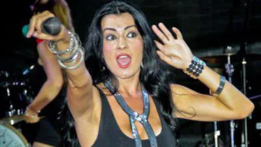 O faimoasa cantareata din Romania traieste un cosmar. Are ficatul dizlocat si rupt in doua locuri!