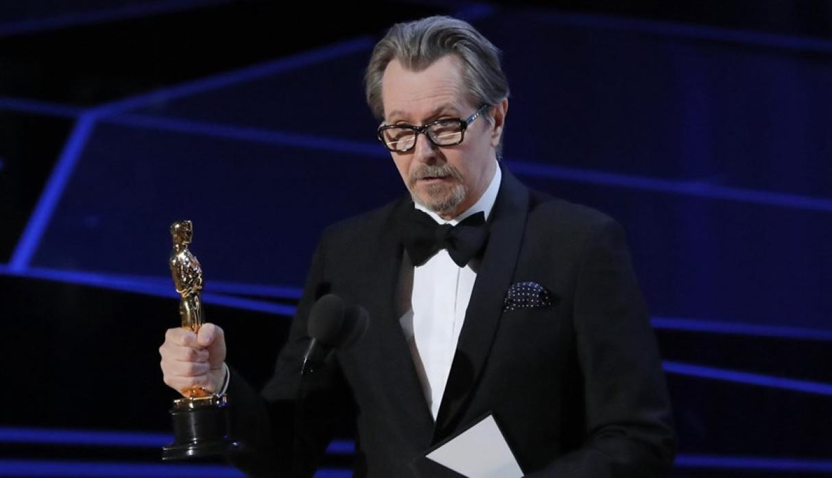 Premii Oscar 2018. Gary Oldman, trofeul pentru cel mai bun actor în rol principal. NU îl recunoști în filmul „Darkest Hour”