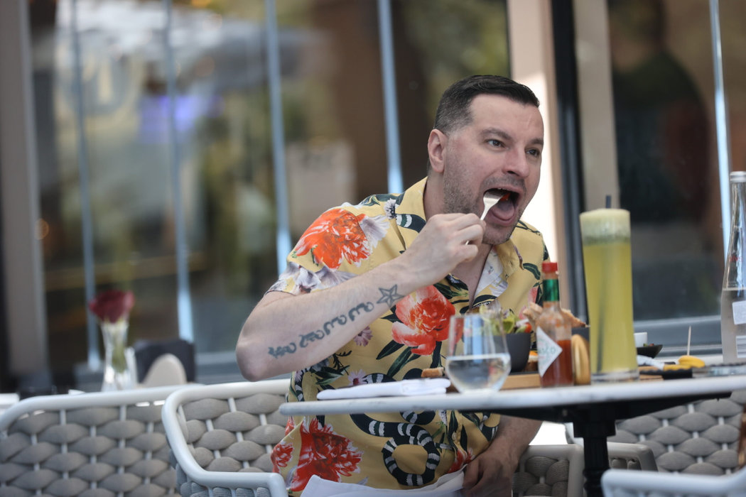 Fizz a lăsat figurile și o arde ”normal” la terasă, în pantaloni scurți și ciorăpei. S-au dus vremurile cu Porsche și blănuri! Acum e cu salată de vară