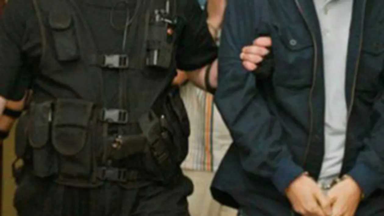 Un ofiter SRI si un prim-procuror sibian, retinuti de procurorii DNA pentru fapte de coruptie