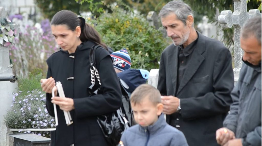 Alina și tatăl său, Emil Gabor, la ceremonia religioasă de 40 de zile a Veronicăi Bulai. Slujba a fost oficiată pe 30 septembrie 2013 © ziaruldegarda.ro