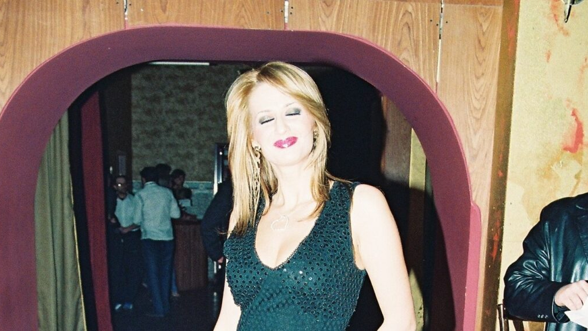 Julia Chelaru, sexy cu frâna trasă: poza din club cu cerceii statement