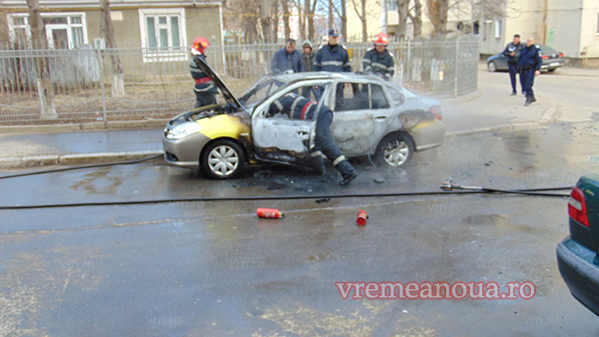 Imagini uluitoare la Bârlad! Un taxi arde ca o torță VIDEO