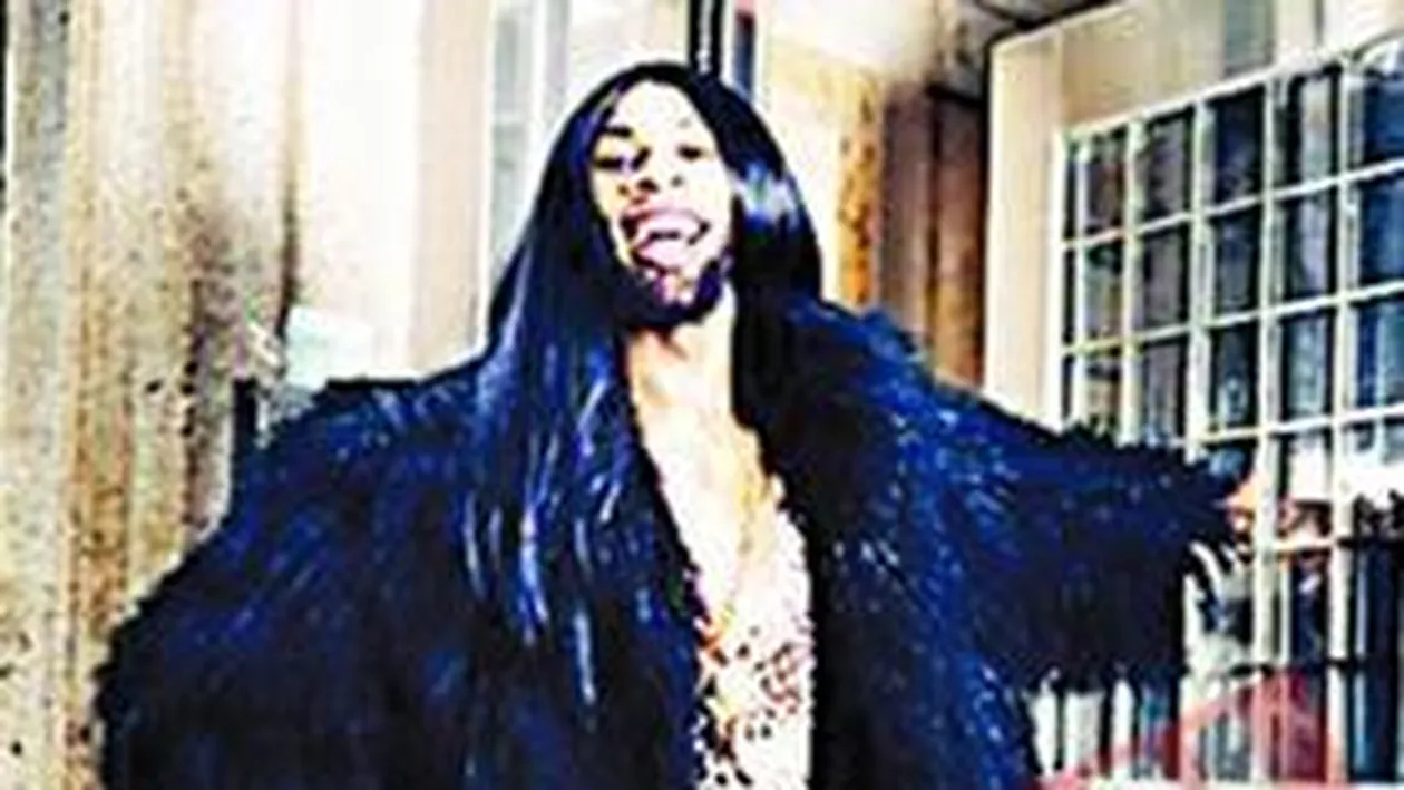 El poarta numai haine de femeie