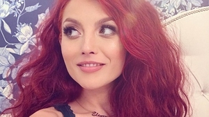 Elena Gheorghe a trecut în tabăra blondelor! Cum arată artista după ce a renunţat la roşcat