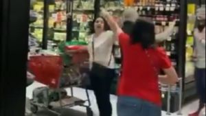 Scene șocante într-un supermarket! O femeie fără mască de protecție, jignită și dată afară de ceilalți clienți nervoși