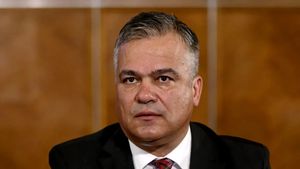 Guvernul Veștea a picat după retragerea AUR. România intră într-o nouă rundă de negocieri