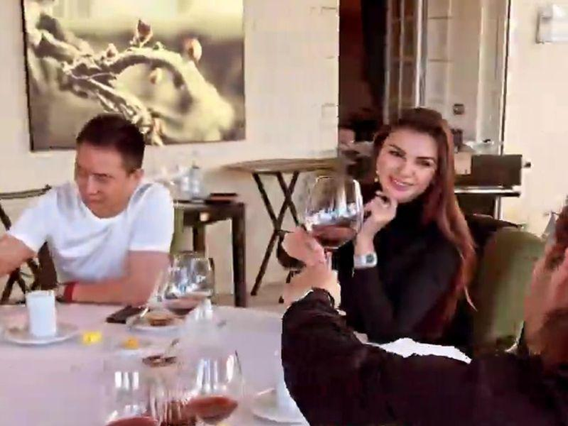 Monica Gabor, “abandonată” de Mr. Pink și înlocuită cu sora ei, Ramona! Miliardarul chinez și bruneta s-au întâlnit într-un restaurant exclusivit din Italia | FOTO