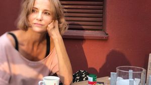 Cine o relansează în plan amoros pe Lia Bugnar? ”Paparazzi” cu scriitoarea în compania lui Nikos, un grec sexi!