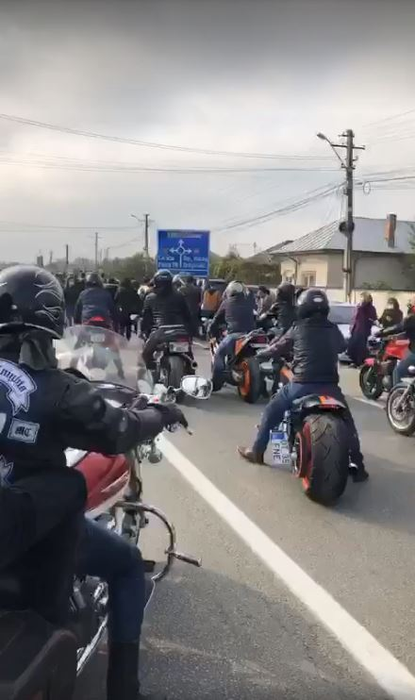 Adolescentul mort în cursa cu motocicletele a fost condus pe ultimul drum de zeci de motocicliști. Imagini cu un puternic impact emoțional | VIDEO