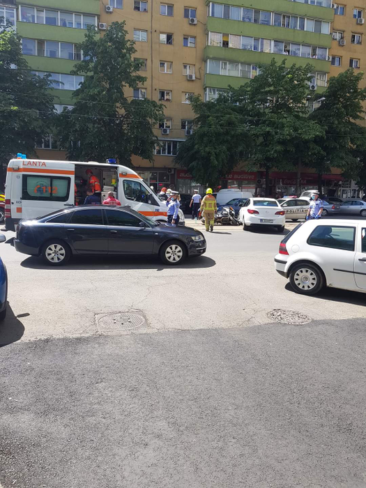Polițist de la rutieră, rănit în trafic de un șofer grăbit. FOTO