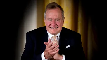 George Bush, acuzat că a pipăit o adolescentă pe fund: ”A coborât pe talia mea, pe fese...”