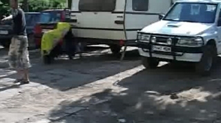 VIDEO Sta in locuinta sociala dar are trei masini, rulota si televizor LCD!