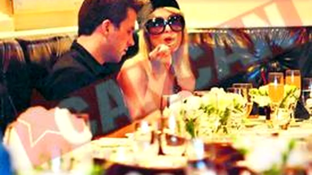 Paris Hilton, la cina cu ochelarii de soare