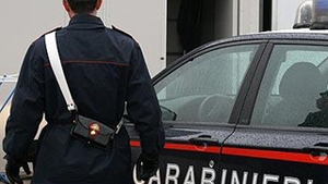 Trei romani deghizati in politisti italieni, surprinsi, la Roma, jefuind o turista din SUA