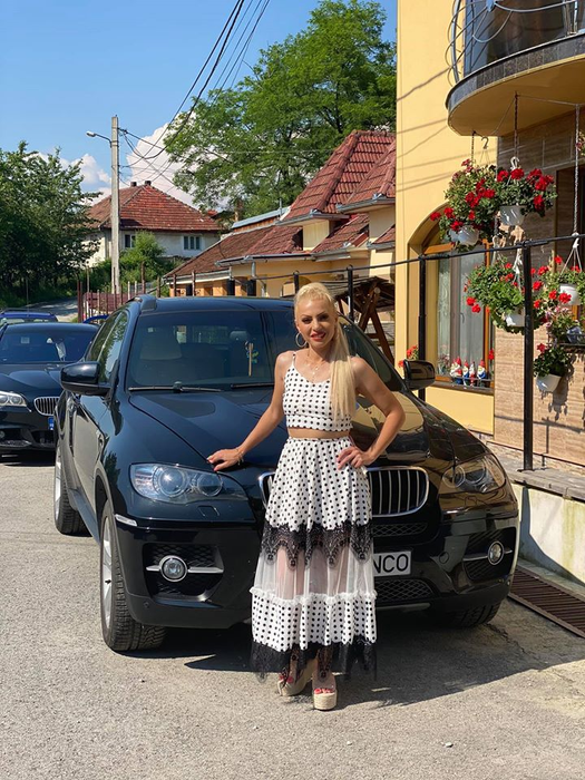 Lumea „o plânge” că îi merge rău, dar învârte teancuri de bani! Nicoleta Guță și-a tras bolid de lux, în ciuda dușmanilor