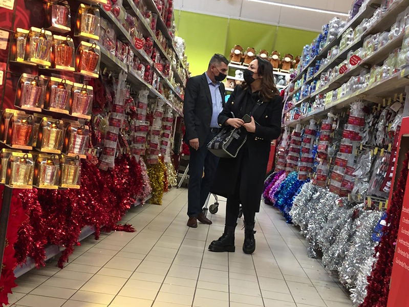 Andra nu a părut prea hotărâtă la cumpărăturile de sărbători