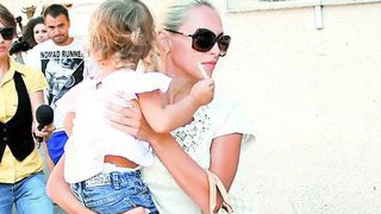 Isi minte fetita ca tatal s-a dus sa-i ia jucarii