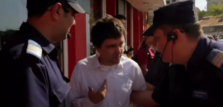 Nicușor Dan, băgat cu forța în duba de Jandarmi. Sursa foto: captură video