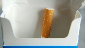 Ca la noi, la nimeni! Ce replică savuroasă i-a dat un sinucigaș din Dâmbovița, polițistului care venise să-l salveze: „Hai, dă-mi o țigară dacă tot ai venit”