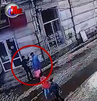 Noua metodă de furt face ravagii printre bătrâni! Hoții se dau drept „colegi de armată”, îi pupă și le fură portofelele! Imagini incredibile
