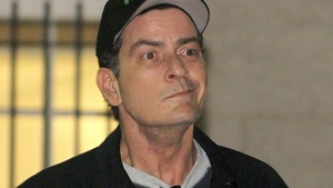 Charlie Sheen a avut o iesire de om NEBUN: si-a amenintat dentistul cu un cutit dupa ce s-a drogat cau cocaina!