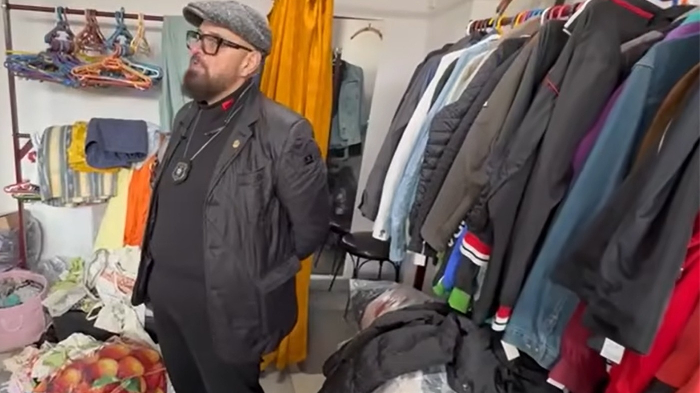 Ce a putut găsi Piedone într-un "second hand" din Arad: "Ăștia-s mari și pentru mine"