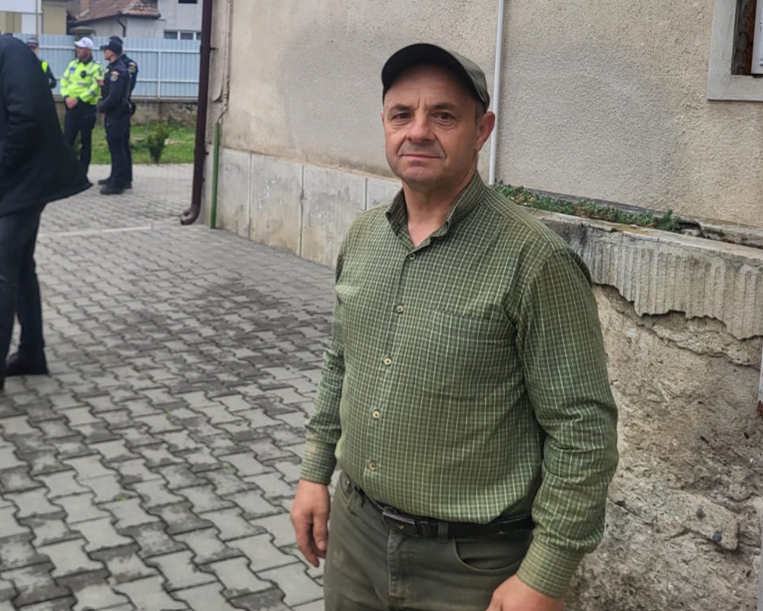 Aurel Frandeș s-a întâlnit cu autoritățile și le-a predat pe fetițe în siguranță/ sursă foto: Facebook