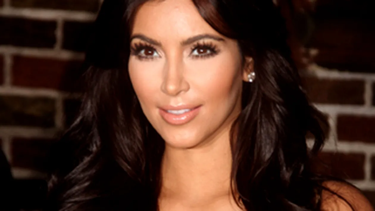 Blestemul lui Kim Kardashian poate lovi curand! Afla de ce se tem retailerii de rochia de mireasa purtata de vedeta!