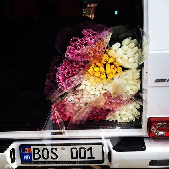 Când au văzut ce numere de înmatriculare şi-a pus acest moldovean, poliţiştii i le-au confiscat pe loc!