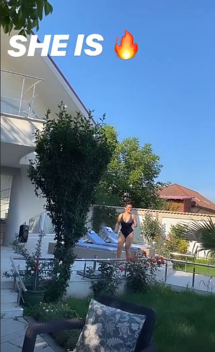 Îmbrăcată sumar, Adriana Simionescu, dans provocator pe marginea piscinei! Soția lui Adrian Minune a purtat un costum de baie sexy și s-a distrat alături de fiicele sale