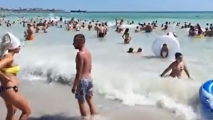 Coronavirusul nu îi mai sperie pe români. Plajele sunt pline la refuz, turiștii sfidează regulile și legea. VIDEO
