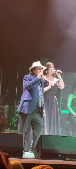 Momentul emoționant în care Al Bano s-a așezat în genunchi, în fața Paulei Seling. Mulțimea a aplaudat minute în șir