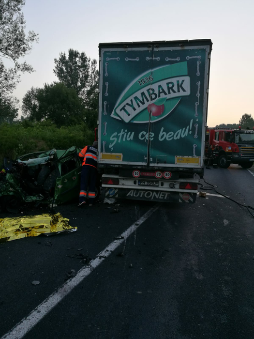 Mașina scăpată de sub control a intrat direct în TIR