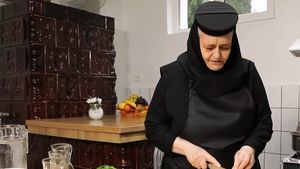 Maica Maria de la Mânăstirea Brebu ne pregătește în prima zi de post tocănița de ceapă cea dulce și tihnită