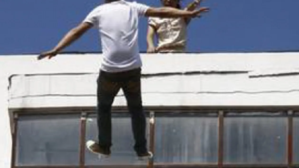 A venit special din Franta pentru a se sinucide in Bucuresti: romanul care s-a aruncat de pe Intercontinental suferea de depresie!