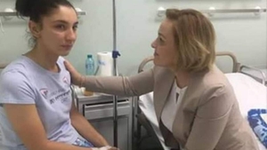 Imagini de pe patul de spital cu jandarmerița bătută de huligani